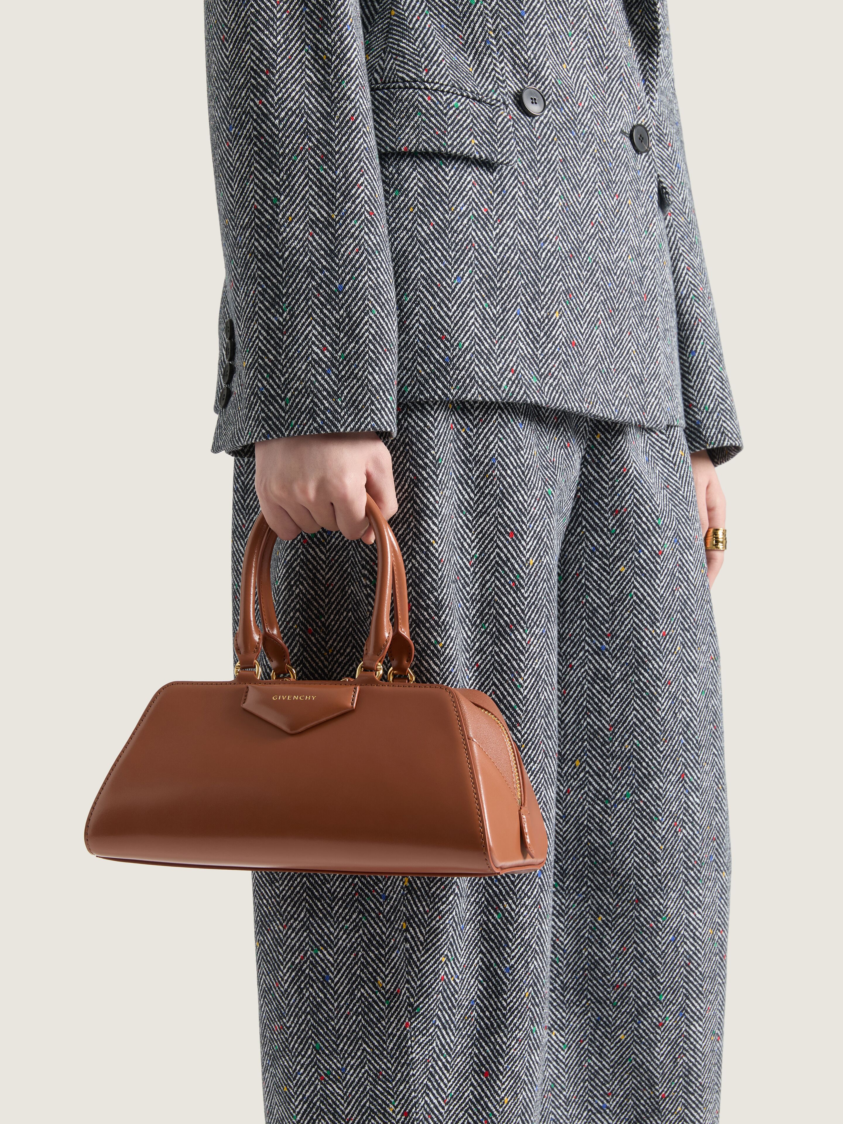 Sac Antigona East-West petit modèle en cuir Box